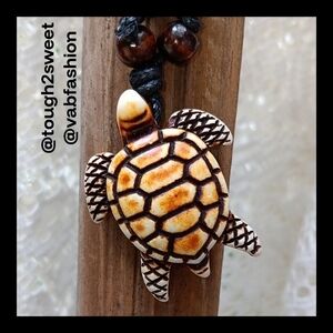 ARTISAN BOHO RESIN CARVED TURTLE PENDANT NECKLACE/GIFT BOXED (C)